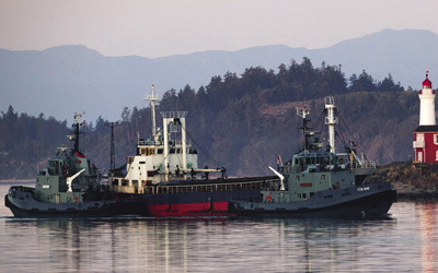 Le navire MV South Sea, avec à son bord environ 490 réfugiés probablement d’origine tamoule, arrive à Colwood, en Colombie-Britannique, le 13 août 2010. Les autorités ont intercepté le navire et sont montées à bord après son entrée dans les eaux canadiennes.