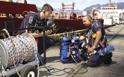 Des employés de l’Agence des services frontaliers du Canada se préparent à inspecter un navire de haute mer.