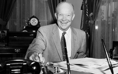 Le président Dwight D. Eisenhower à son bureau, 1957.