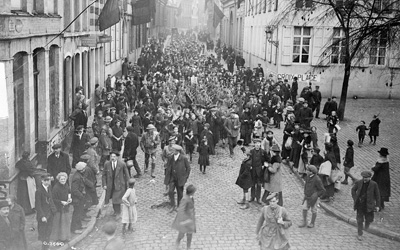 Canadian soldiers marching through the streets of Mons, 11 November 1918.