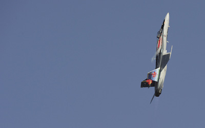Le capitaine Patrick Pollen, pilote du 425e Escadron d’appui tactique Bagotville, exécute des acrobaties aux commandes du CF18 de démonstration, pendant le spectacle aérien de Comox présenté le 17 août 2013.