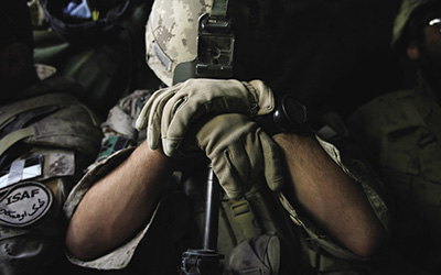 (Un soldat canadien dort dans un véhicule blindé en Afghanistan.)
