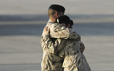 (Deux soldats canadiens se réconfortent mutuellement.)