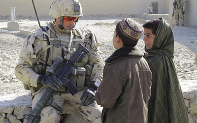 (Rencontre au cours d’une patrouille à pied, en Afghanistan.)