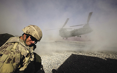 (Soldats canadiens devant un hélicoptère canadien CH47 Chinook, en Afghanistan.)