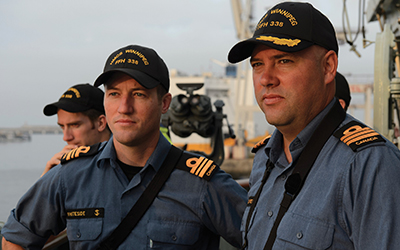 Deux officiers suprieurs de la Marine sur le pont du NCSM  Winnipeg .