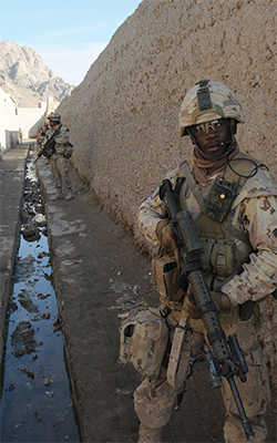 Un soldat canadien en patrouille dans le district de Panjwayi, en Afghanistan.