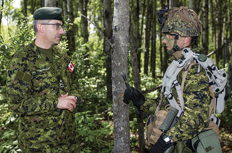Consultation entre le commandant de lArme canadienne et un officier subordonn.