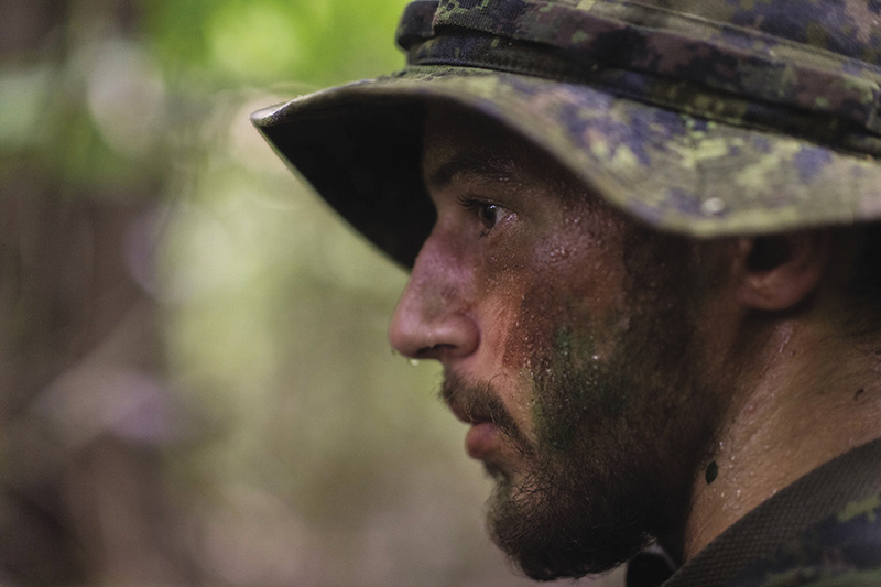 Un soldat dinfanterie semble perdu dans ses penses pendant un cours sur la guerre dans la jungle.