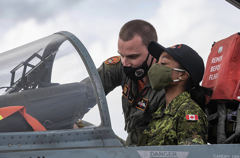 CF-18 pilot mentoring an aviation technician.